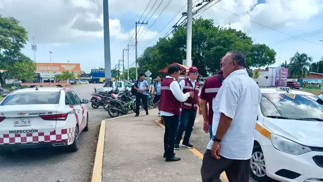 Los hechos ocurrieron frente a la Plaza de Las Américas, donde los taxistas dañaron la unidad