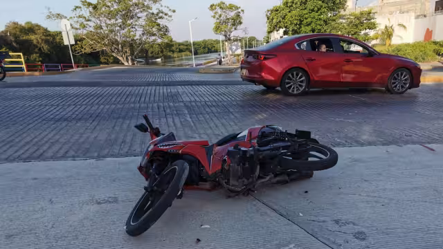 Un joven motociclista fue embestido por un vehículo cuyo conductor se dio a la fuga.