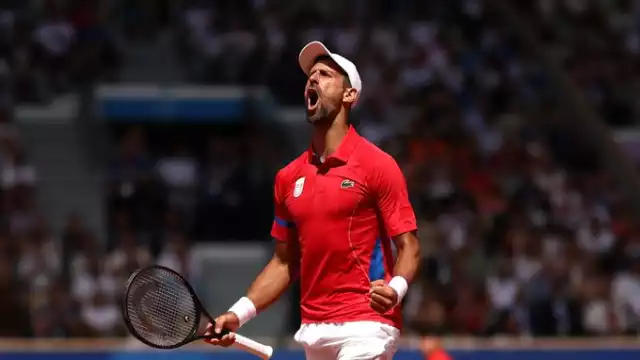 Novak Djokovic celebrando su victoria y medalla de oro olímpica tras vencer a Carlos Alcaraz en la final de tenis de París 2024.