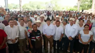 Joaquín Díaz Mena entrega apoyos históricos a apicultores y agricultores de 24 municipios de Yucatán