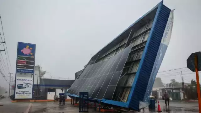 La estructura de una gasolinera colapsó y provocó temor entre los trabajadores.