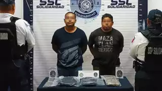 Detienen a dos hombres en posesión de 42 dosis de posibles narcóticos