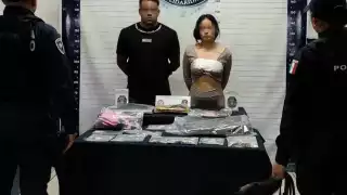 Detienen a dos personas en posesión de 27 dosis de posibles narcóticos en la colonia Ejidal.