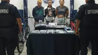 Detienen a Tres Personas con Narcóticos