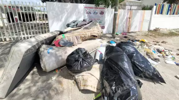 Pese al letrero que prohíbe tirar basura, la acumulación de deshechos continúa Pese al letrero que prohíbe tirar basura, la acumulación de deshechos continúa