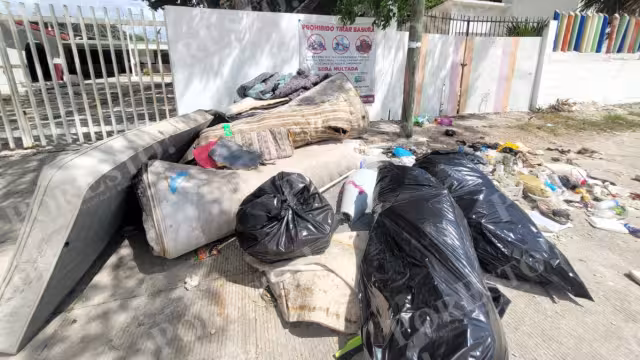 Pese al letrero que prohíbe tirar basura, la acumulación de deshechos continúa