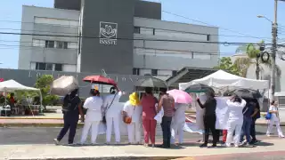 Personal suplente del ISSSTE se manifiesta frente al Hospital Regional en Mérida