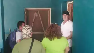 El encargado de las oficinas en la localidad (de lentes) explica que las parejas evitan casarse, para poder separarse sin tanto lío.