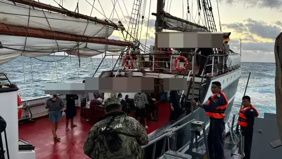 La llamada de auxilió reporto una pequeña embarcación en el Noreste de Isla Mujeres