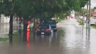 Las lluvias han provocado inundaciones en las principales avenidas de la ciudad.