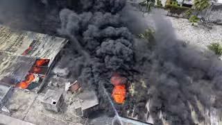 Las llamas provocaron una inmensa columna de humo que se podía ver desde varios kilómetros.