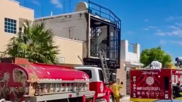 Bomberos sofocan incendio en casa del fraccionamiento Bosque Real, Playa del Carmen