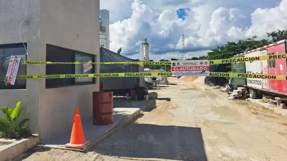 Autoridades municipales clausuraron la planta MX Concreto, cerca del cenote Yaax Mul. Autoridades municipales clausuraron la planta MX Concreto, cerca del cenote Yaax Mul.