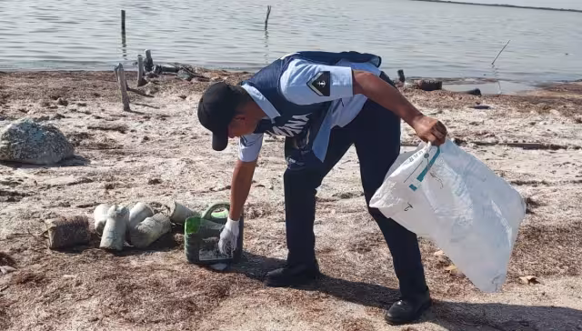 Desde temprana hora del día, en la zona costera de la comisaría mencionada acudieron decenas de voluntarios