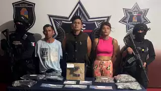 Fue durante una revisión preventiva que las autoridades encontraron las sustancias en los bolsos de los detenidos