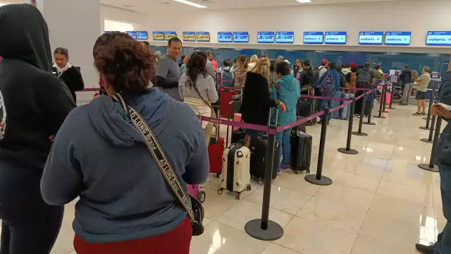 Largas filas se registran en mostradores del aeropuerto de Mérida