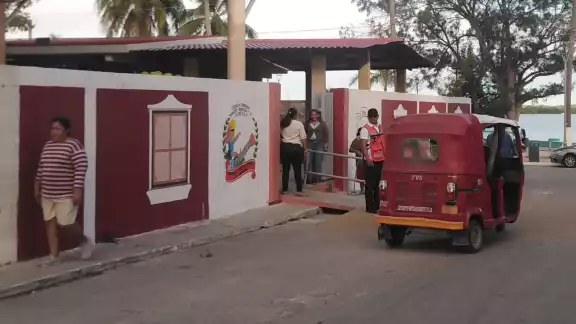 Ante esta determinación, la policía local envió personal para reforzar la seguridad en los planteles