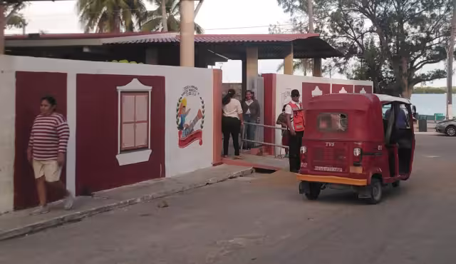 Ante esta determinación, la policía local envió personal para reforzar la seguridad en los planteles