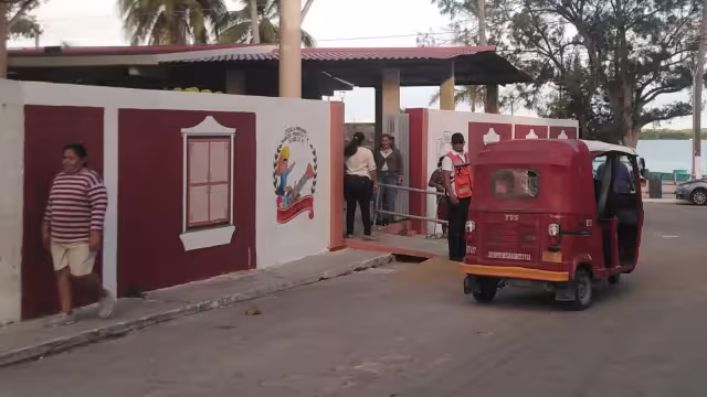 Ante esta determinación, la policía local envió personal para reforzar la seguridad en los planteles