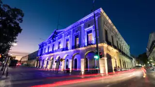 El Palacio de Gobierno yucateco lució azul para apoyar a niñas, niños, jóvenes y adultos autistas.