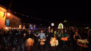 El recorrido de tres kilómetros incluyó estaciones informativas en el Cementerio General