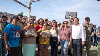 El gobernador de Yucatán, Joaquín Díaz Mena, y su esposa Wendy recorrieron Río Lagartos para evaluar las afectaciones del Huracán Milton y llevar apoyos alimentarios