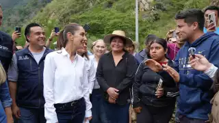 La mandataria escuchó a las personas afectadas en la comunidad.