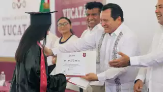 El Gobernador de Yucatán asistió a las ceremonias de graduación en algunos planteles.