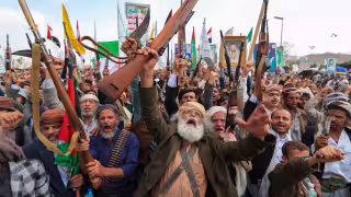 Algunos iraníes protestaron y levantaron sus armas contra ataques de EE.UU.