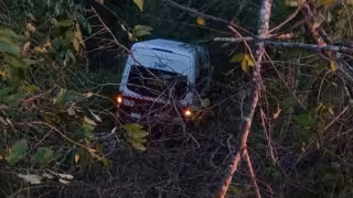 Combi termina en el monte tras percance en Chekubul
