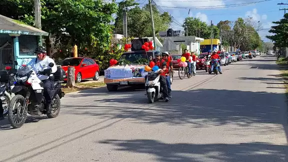 La comunidad realizó el recorrido en autos y bicicletas La comunidad realizó el recorrido en autos y bicicletas