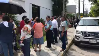Trabajadores del ISSTE en Chetumal se manifiestan debido a la falta de luz desde hace una semana
