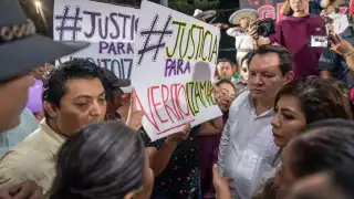 Joaquín Díaz Mena  atiende a familiares de una mujer, presunta víctima de feminicidio en Izamal