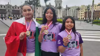 Arleth Ceh, Keidy Montes y Elena Pacho posaron con sus preseas, obtenidas por su excelente trabajo.
