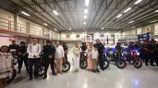 Huacho Díaz y Beto Parra hacen entrega de motocicletas en Ticul.