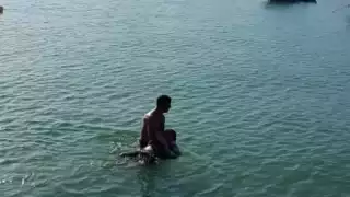 Personas lograron rescatar al hombre del agua