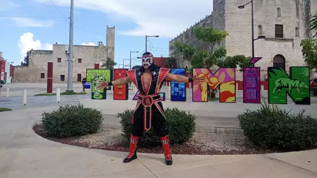 La estrella de la lucha libre, Octagón Jr., visita Tizimín para firmar autógrafos y convivir con sus seguidores