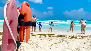 Continúa búsqueda de turista extraviado en playa Chac Mool de Cancún