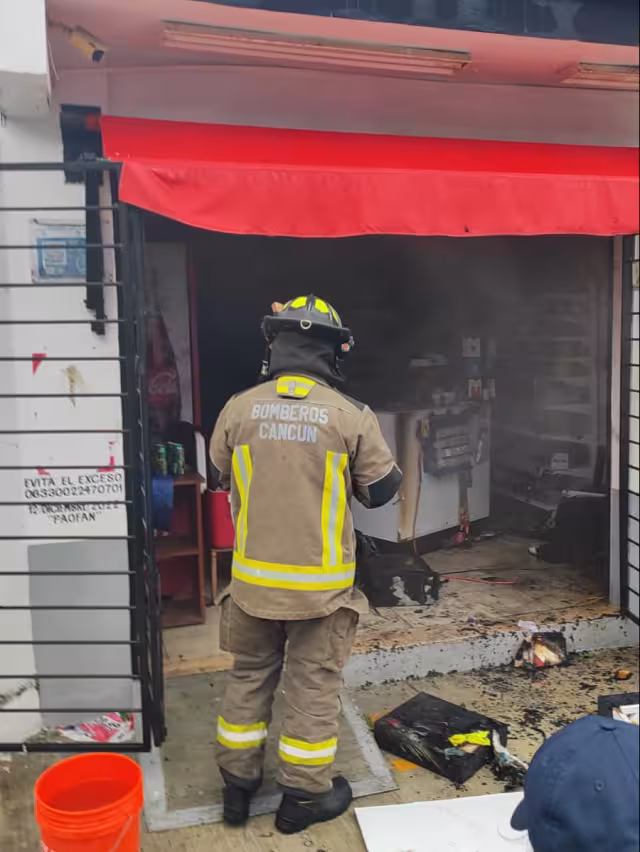 Corto circuito provoca el incendio de un “Six” en Cancún