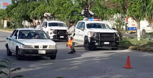 Agentes policiacos acordonaron el área en Cancún