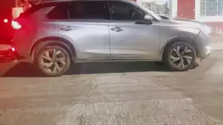 La policía aseguró un vehículo Dodge Journey perteneciente a los detenidos