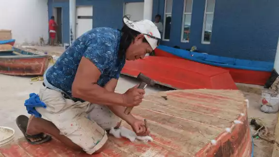 Los hombres de mar se dan a la tarea de limpiar las lanchas, sobre todo para quitar las conchuelas adheridas en el fondo. Los hombres de mar se dan a la tarea de limpiar las lanchas, sobre todo para quitar las conchuelas adheridas en el fondo.
