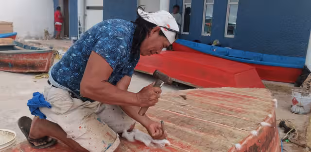 Los hombres de mar se  dan a la tarea de limpiar las lanchas, sobre todo para quitar las conchuelas adheridas en el fondo.