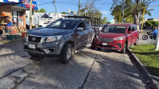 Choque entre camionetas paraliza tránsito en San Carlos, Ciudad del Carmen
