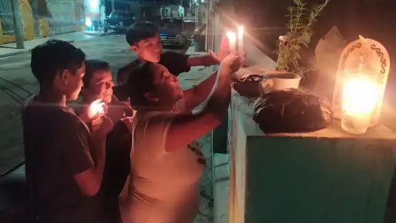 Familias efectúan rezos, instalan altares y colocan velas para iluminar el camino de las ánimas Familias efectúan rezos, instalan altares y colocan velas para iluminar el camino de las ánimas