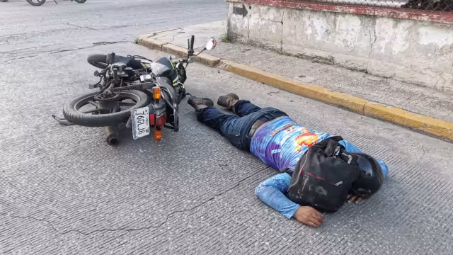 El conductor de la motocicleta terminó boca abajo sobre el pavimento.