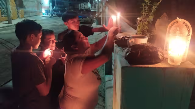 Familias efectúan rezos, instalan altares y colocan velas para iluminar el camino de las ánimas