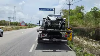 Conductor pierde el control y termina impactado contra un poste en Puerto Morelos: VIDEO