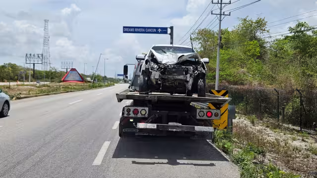 El accidente se registró en el sentido de Playa del Carmen hacia Cancún, en el tramo comprendido entre la entrada de Puerto Morelos