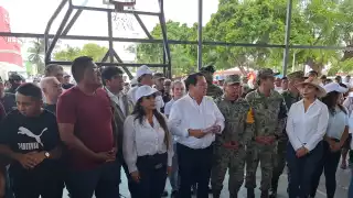 Joaquín Díaz Mena regresa a Celestún para repartir apoyos y despensas